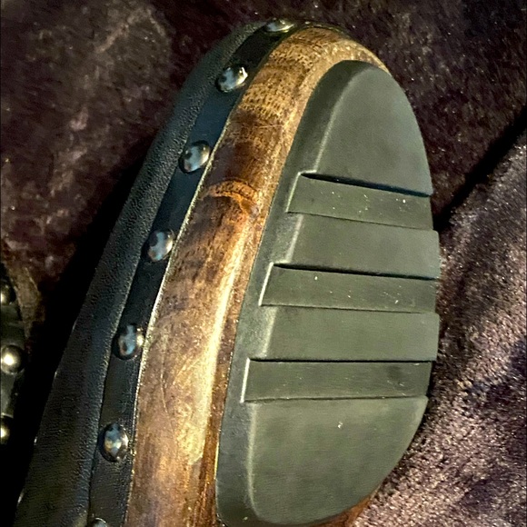 RECENTLY REDUCED: “Sale Priced” COACH Authentic Leather Clogs, PreOwned Size 8.5 - Picture 4 of 12